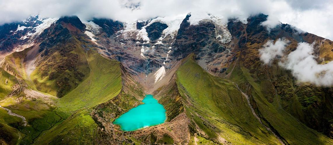 Impresionantes paisajes montañosos cubiertos de nubes en Ecuador, reflejo de la belleza de los destinos turísticos sostenibles