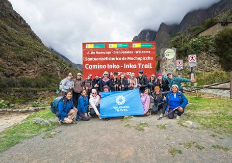 0 Classic Inca Trail 5D - group at the entrance Inca Trail 2