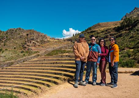 0 Sacred Valley - Tourists posing in Pisac