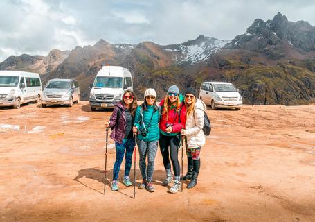 1 Rainbow Mountain - A group of tourists begins the hike