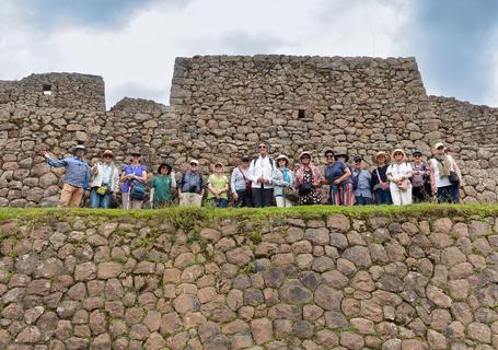 3 Sacred Valley - group of tourists in Pisac