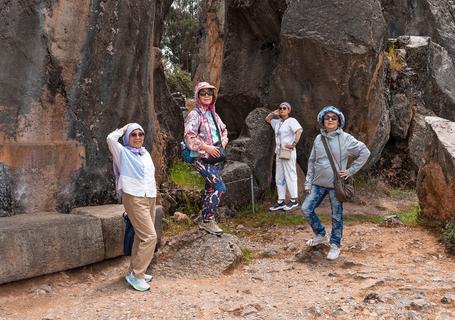 4 Cusco City Tour - Tourists in Quenqo