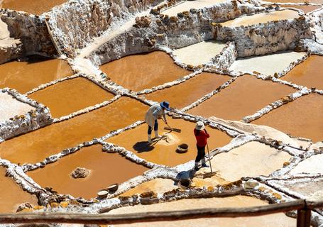 5 Maras and Moray - people on Maras saltpools