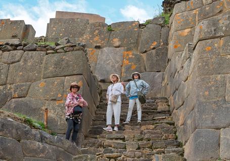 6 Sacred Valley - Tourists in Ollantaytambo