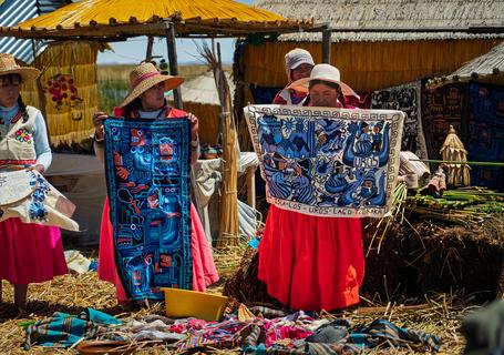 6 Uros half day - handcrafted textiles