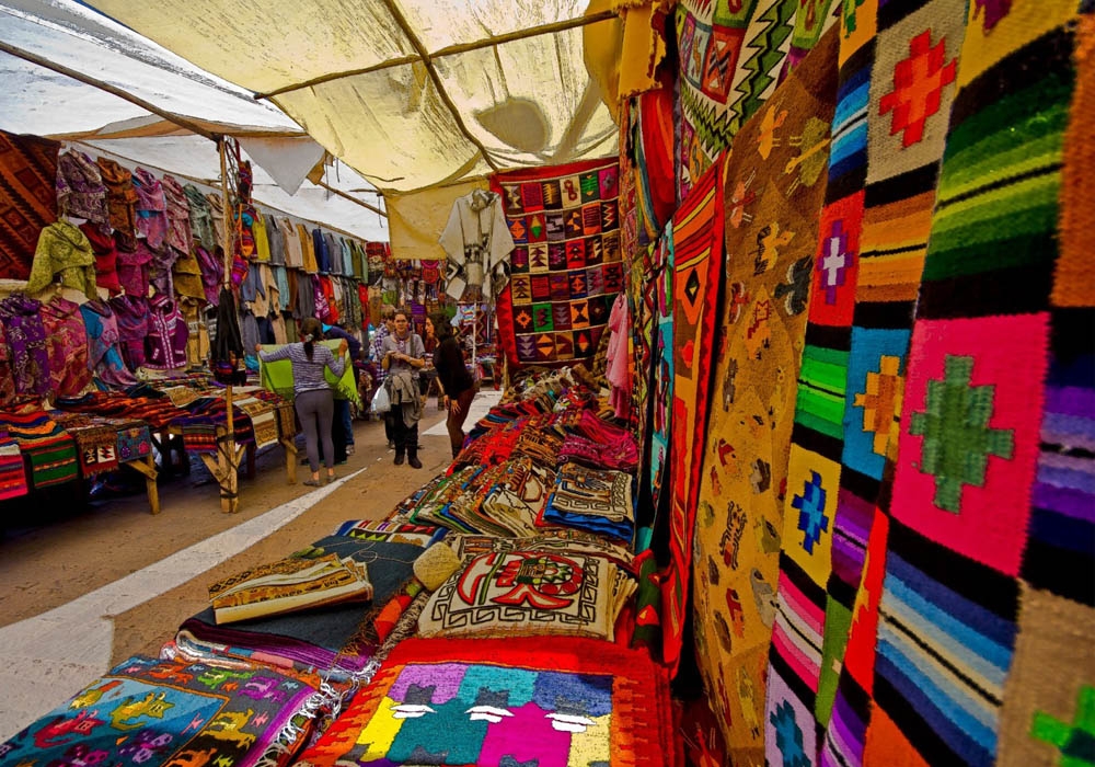 Passengers spending time in the traditional Pisac market