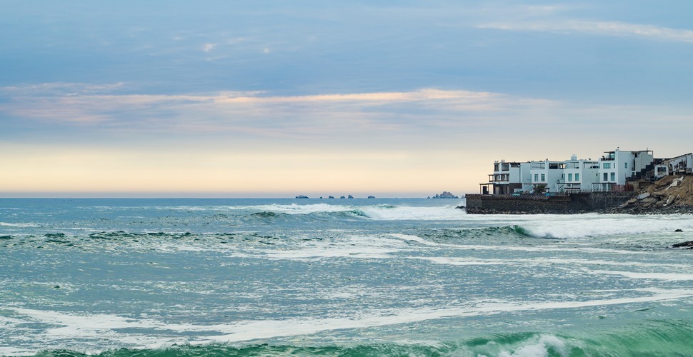 El Silencio is another beach south of Lima perfect for your Lima beach vacation in Peru! Close to Punta Hermosa, El Silencio is an excellent beach for relaxation and contemplating the surf on your Lima Peru tours.