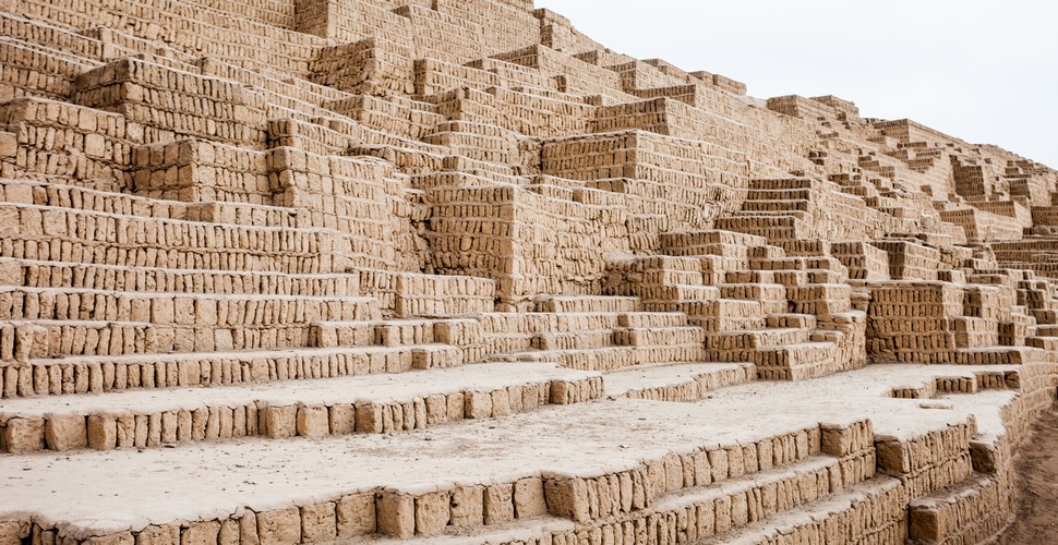 Huaca Pucllana was discovered in the 1980s during excavation work and has been restored for tourist visits. On the top of the pyramid, there is a temple that would have been used for rituals and religious ceremonies. Inside Huaca Pucllana, numerous objects and human remains have also been found. Visit when you are in Miraflores on your Peru vacation package!