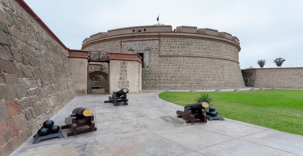 The Real Felipe fortress is an immense military construction dating back to colonial times (1774) whose purpose was to protect the port of Callao from pirate and port attacks. One of the most famous constructions is the ‘Torreón del Rey’ and the ‘Torreón de la Reina’. The first has three levels, of which two have iron and bronze cannons. In addition to the cannons, the queen’s keep had a semicircular dungeon. Visit on your Lima tour packages.