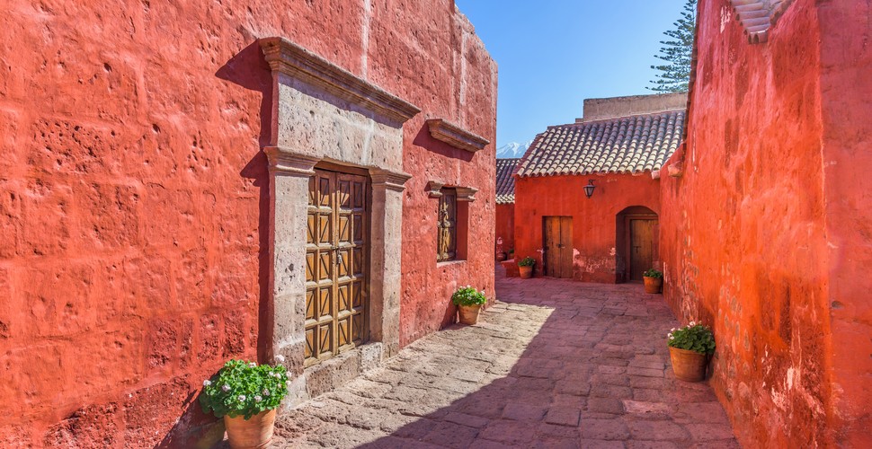 The Santa Catalina Monastery in Arequipa is one of the most important buildings to see on your Arequipa Tours. This impressive city within a city is still inhabited by nuns who continue their daily activities amid the tourists!
