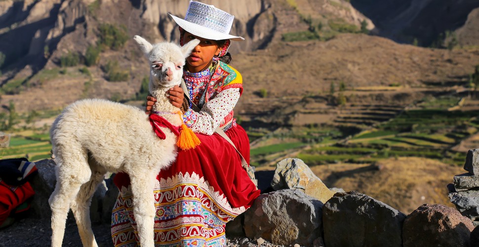  On a Colca Canyon tour from Arequipa, you can visit traditional villages such as Yanque and Chivay. Here, you can witness ancient Colca traditions and admire the intricate craftsmanship of the local people. They wear traditional dress and even perform a traditional dance if you are lucky!