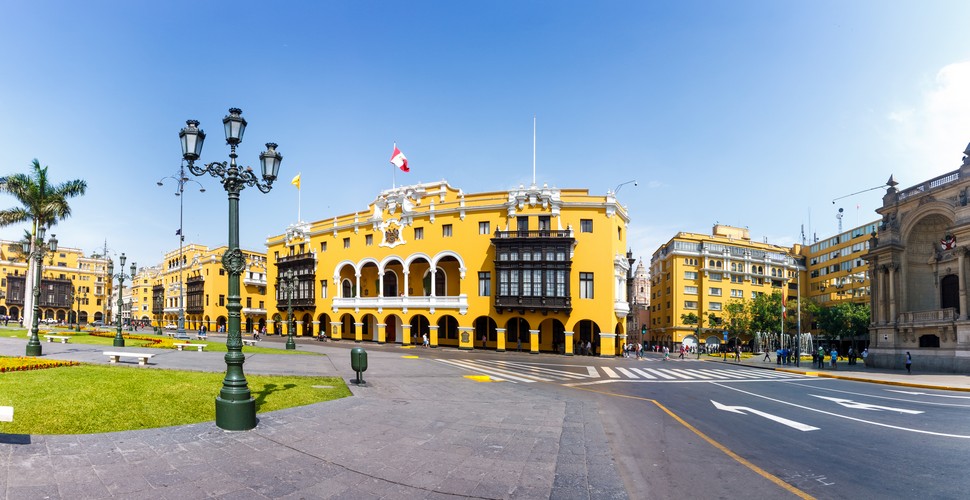 The capital of the Spanish Conquerors in the Americas and the Viceroyalty of Peru couldn’t have had a better plaza than the Plaza de Armas in Lima. With its standout yellow buildings, wooden balconies, a stunning cathedral, and government palace, there may not be a more stereotypical example of a Spanish plaza in the world. This is very fitting for Peru´s  “ City of Kings”. Visit the Plaza Mayor on your Lima city tour!