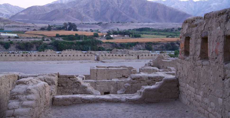 When you visit Ica, take a day trip to Tambo Colorado. This ancient site is divided into three large sectors. These are separated by the road that goes from the mountains towards the coast and a large plaza. The main plaza has a small platform called an "Ushno" where the Inca addressed his people.