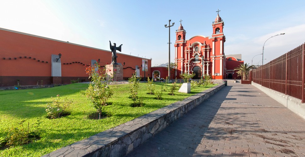 The Shrine of Santa Rosa of Lima is reddish in color. It has a single brown door and two towers that are above its entrance. There is also a sculpture of the patron saint of Lima carrying the baby Jesus, protected by a glass.  The Dominicans were the first Catholics to arrive in Lima, along with the Spaniards. Santa Rosa too was now in Lima. Visit the Santa Rosa church when you travel to Lima Peru.