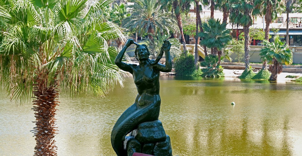 In the 1940s, Peru’s wealthy elite would visit the oasis to construct a beauty spa around the calm waters. They believed Huacachina had special healing properties. Although the trend died out quickly in the 50s, many Peruvians still visit the lagoon for therapeutic reasons. You can visit when you travel to Ica Peru, or on Peru tour packages. 