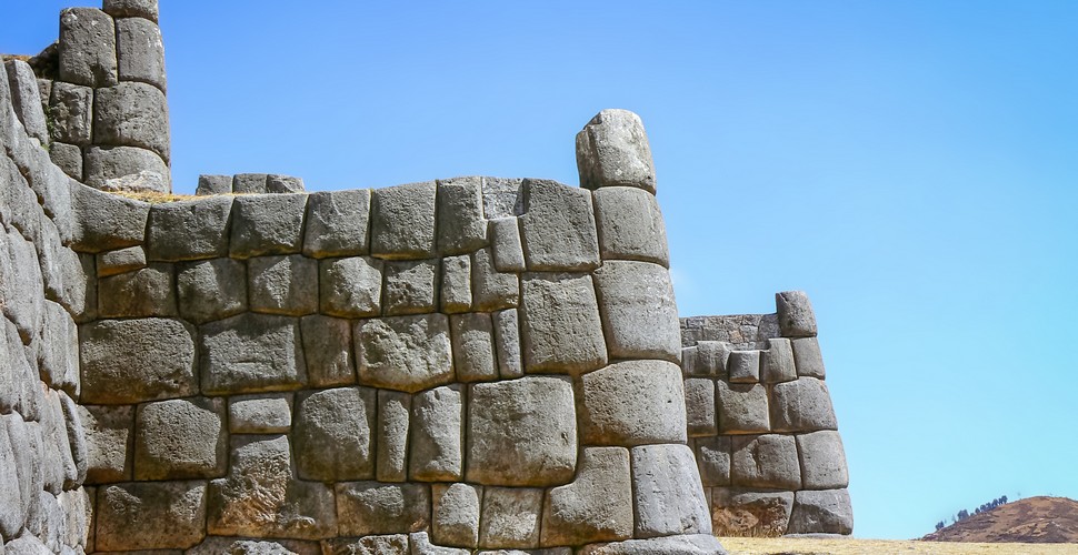 This impressive Inca fortress of Sacsaywaman can be visited on Cusco tours. It offers stunning views of the city. The site is renowned for its massive stone walls. Sacsayhuaman is built from remarkable Inca stonework, characterized by tightly fitted stones that interlock without the use of mortar.