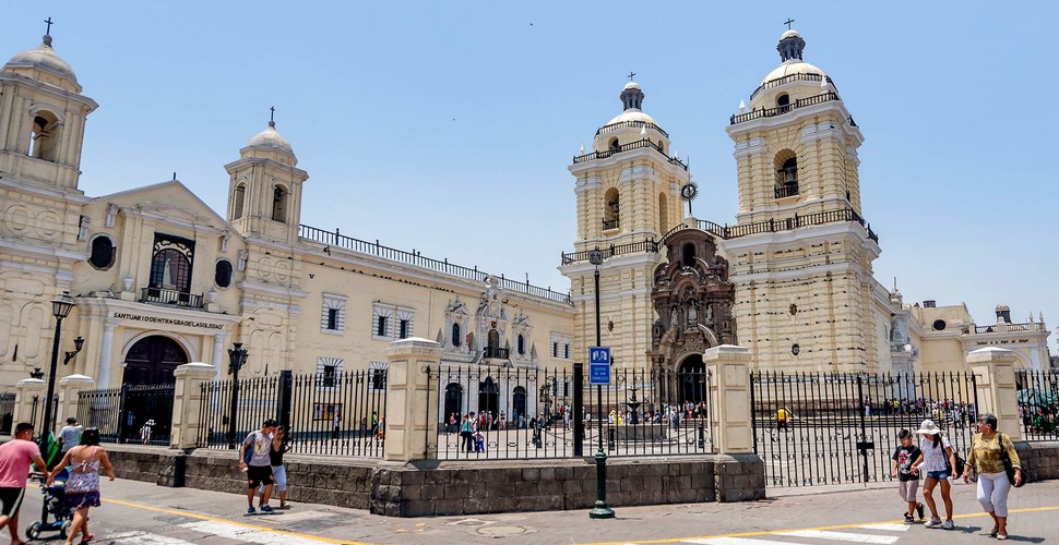 San Francisco Monastery is one of the most famous and historically significant religious sites in Lima. On a Lima City tour, you can appreciate its stunning architecture, extensive library, and even the catacombs beneath the church. This is thought to be Lima´s first cemetery.