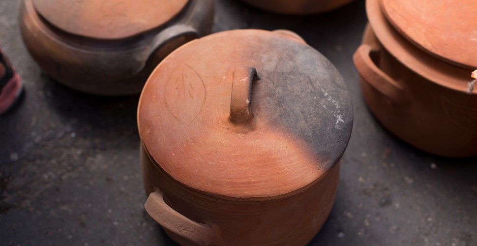 Peru’s rich culinary past includes the use of traditional clay pots. These pots are still used in gastronomy today, especially in traditional cuisine.  These pots are used in any cooking class in Cusco and are known for their excellent heat retention. They enhance the natural flavors of the food and are integral to several traditional  Peruvian cooking methods, such as Pachamanca.