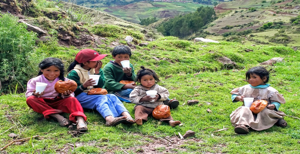 Chocolatadas in the Andes are a delightful holiday tradition when you visit Peru. Chocolatadas are festive gatherings where hot chocolate is served along with panettone, Christmas bread, or other sweet treats. They often take place in schools and remote communities and are a way for all Peruvians to share the Christmas spirit.