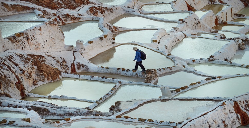 Picture a patchwork of terraced pools cascading down the mountainside. These are the Salt Pans of Maras. This remarkable feature found on a Sacred Valley tour from Cusco, has graced the landscape for centuries. Pre-Inca civilizations channeled the mineral-rich waters of an underground spring, extracting mineral salt in the process. 
