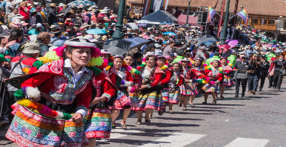 Various regions that you will see when you visit Peru, will have their own traditional costumes and dresses. These are worn with pride during folkloric dances and celebrations. These dresses are often characterized by their bright colors, intricate embroidery, and unique accessories.