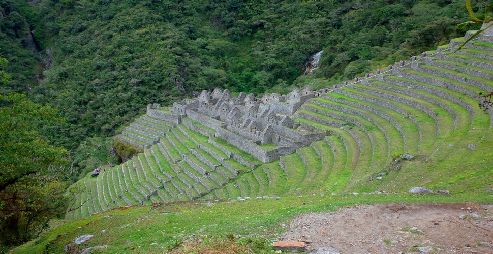 The Inca trail and Machu Picchu tour is packed with ancient Inca ruins, such as Winay Wayna and Phuyupatamarca. These sites offer a glimpse into the architectural and engineering prowess of the Inca civilization. These ruins are believed to have served as religious, ceremonial, and administrative centers for the Incas.