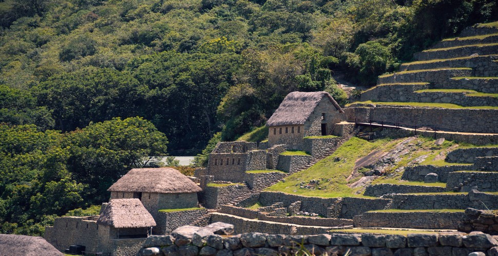  The Inca architecture at the Choquequirao Archaeological Park is famous for its precision, craftsmanship, and integration with the natural landscape. Its buildings are constructed from precisely cut stones that fit together perfectly without the use of mortar.