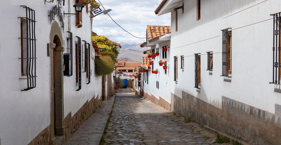 San Blas is a charming neighborhood located in the historic center that you can visit on Cusco Peru tours.  Known for its narrow cobblestone streets, colonial architecture, and bohemian atmosphere, San Blas is a popular destination for tourists and locals alike. 