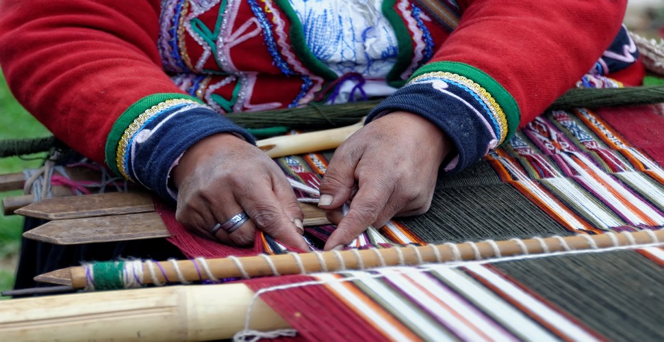 Chinchero weavers are known for their mastery of techniques such as spinning, dyeing, and weaving. They use natural fibers such as alpaca and sheep wool, which are spun into yarn using drop spindles or traditional spinning wheels called "pushkas." Visit Chinchero on a Cusco day trip to learn more!