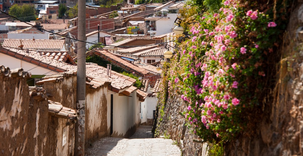 Calle Siete Cuartones is found in the center of Cusco, close to the Plaza de Armas. As is the case with many streets in Cusco, Calle Siete Cuartones is built on ancient Inca foundations. Whether you’re interested in history, architecture, or simply soaking in the local ambiance, a stroll down Calle Siete Cuartones is a must on your Cusco city tour. 