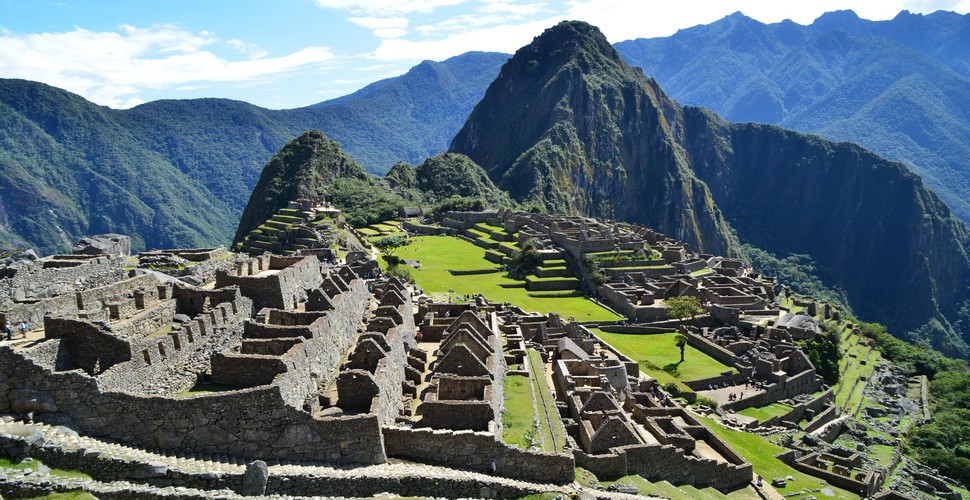 Machu Picchu, the legendary Incan citadel, has introduced new routes to manage the flow of visitors and protect the UNESCO World Heritage site. These new circuits allow for a more detailed exploration of the site, ensuring that visitors can appreciate its grandeur, without having a negative impact on the site.