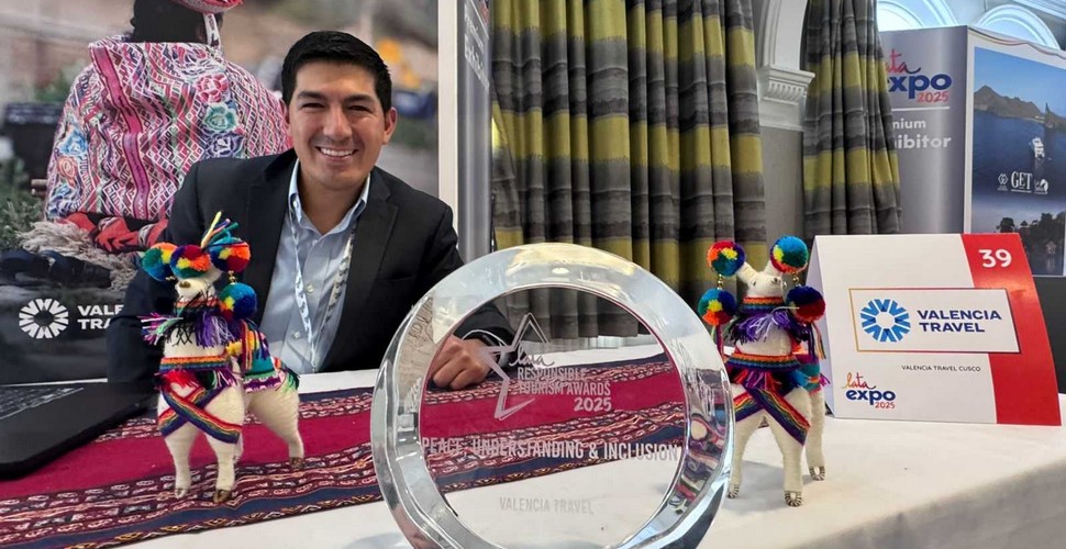 Rene CEO of Valencia Travel with the award!